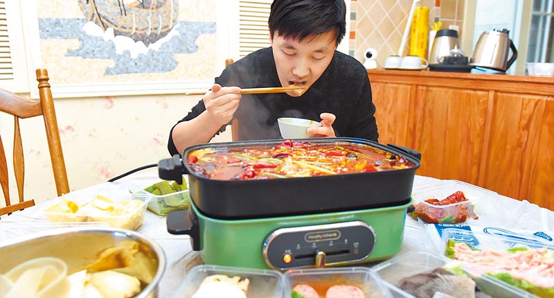 重慶市民自己在家煮火鍋品嘗。(中新社資料照片)