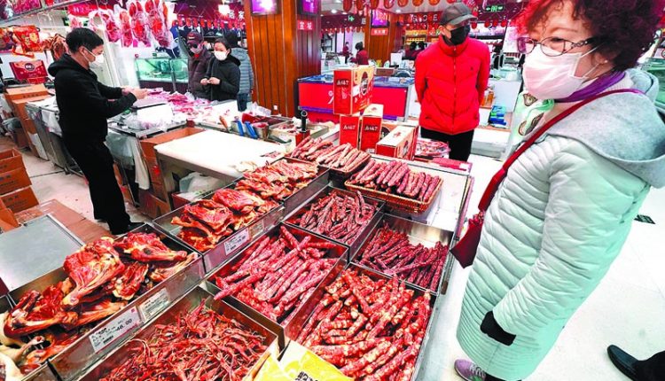 顧客在上海南京路上的一家商場內選購食品。（新華社資料照片）