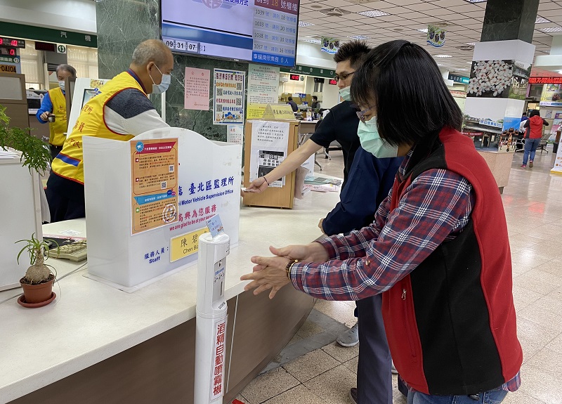 臺北區監理所針對室內辦公區域出入口,均有設置手部消毒液。
