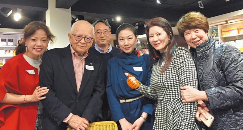 美國銀行消費金融事業群畢業20周年紀念同樂會,前總經理江丕文(左二)與副總經理黃秀華(右一)等人合影。(謝錦芳攝)