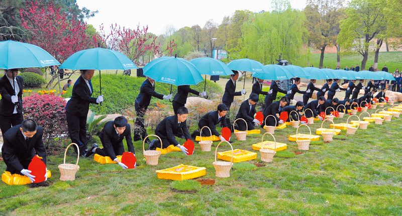 在武漢石門峰紀念公園,工作人員為35位環保葬踐行者舉行環保葬禮。(中新社資料照片)