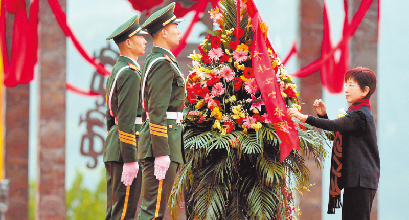 4月5日,2018年清明公祭軒轅黃帝典禮在陝西黃陵舉行,中國國民黨前主席洪秀柱敬獻花籃。(中新社)