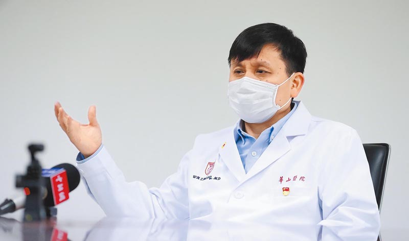 ▲新冠肺炎救治專家、復旦大學附屬華山醫院感染科主任張文宏指出,真正無症狀者國際上猜測約2成。(中新社資料照片)