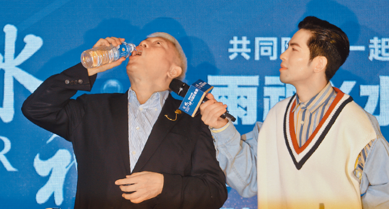 ▲旺旺集團董事長蔡衍明(左)在會上親飲水神,以突顯水神的安全無毒。 (本報系記者杜宜諳攝)