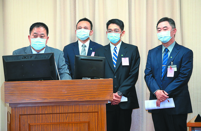 立法院18日外交及國防委員會邀請國防部報告「因應近期南海情勢,我國防情資掌握與相關戰略部署」,國防部副總長執行官徐衍璞上將(左1)出席報告。 (本報系記者陳信翰攝)
