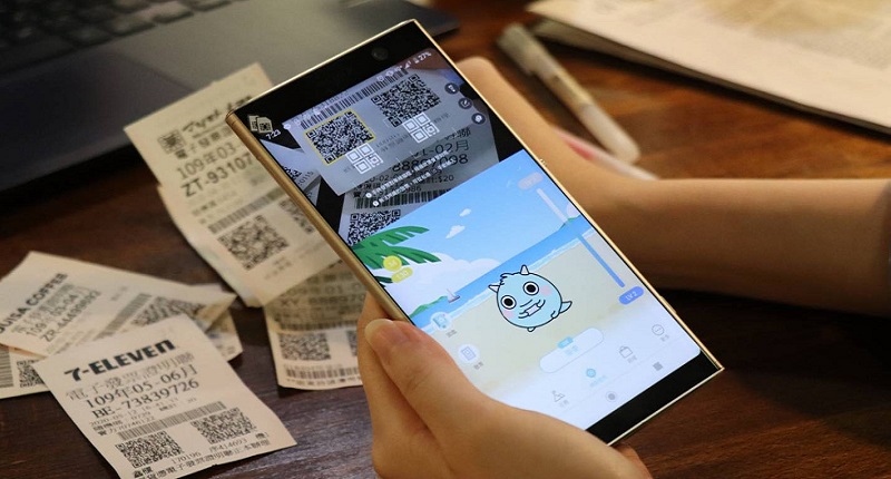 手機下載「發票怪獸」對獎APP,即可透過「掃描發票」獲得小怪獸並升級進化,感受到小怪獸帶來的種種驚喜。(春樹科技提供)