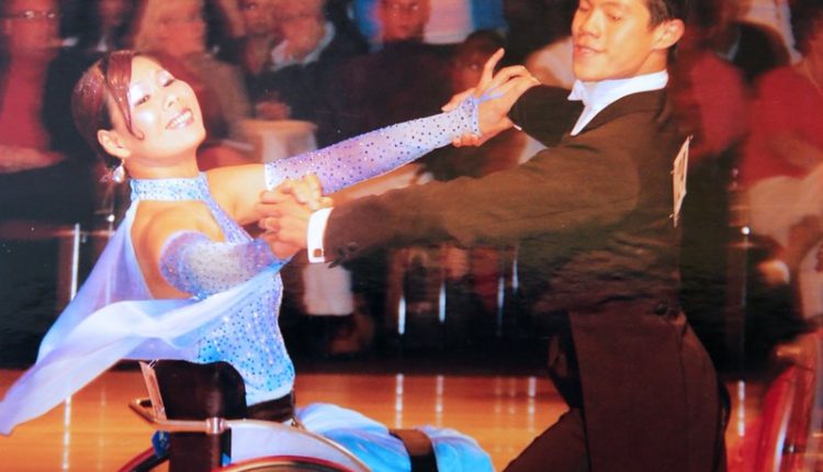 任文倩（左）以輪椅當舞鞋，從國內一路征戰到海外，在2006年荷蘭IPC世界輪椅錦標賽中奪得第五，優異的成績吸引不少媒體爭相報導。（任文倩提供）