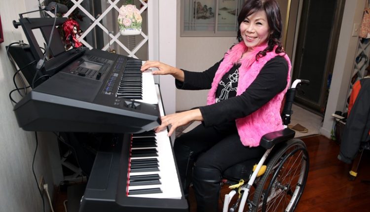 任文倩從去年（2019）9月開始學習電子鋼琴，不只去社大上課，也添購整套琴放在家裡練習，目標今年（2020）底的公演可以自彈自唱。（黃世麒攝）
