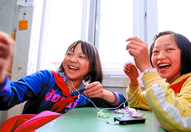 四川兩名小學生利用課間休息時間聆聽音樂。(新華社資料照片)