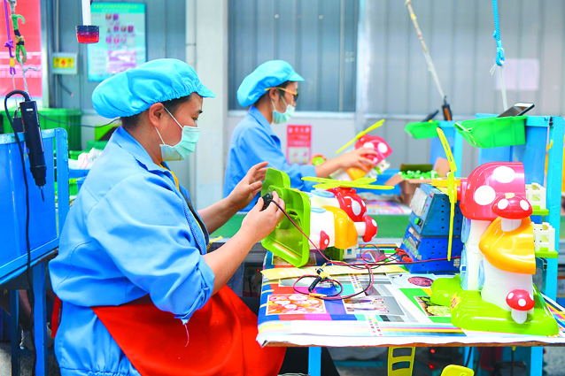 5月27日,工人在張家界一塑膠製品公司廠房內生產出口英、美等國的玩具。(新華社)