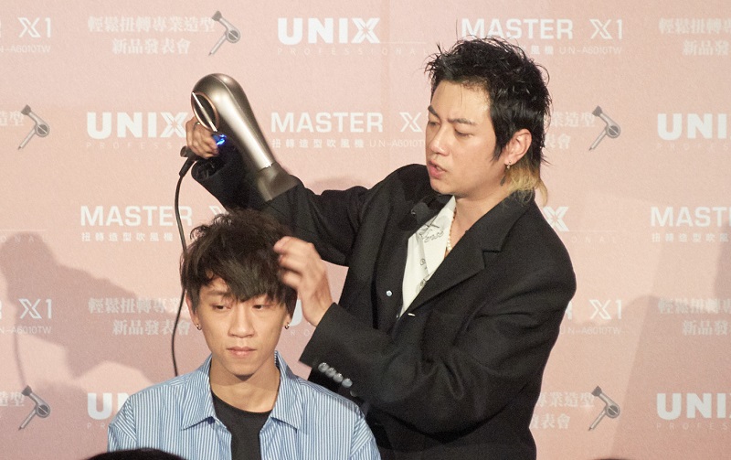 設計師Eason現場示範Master X1 (圖/ UNIX TAIWAN提供)。