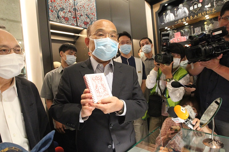 蘇貞昌院長遊故宮,示範如何用「振興三倍券」來一趟博物館文化之旅!