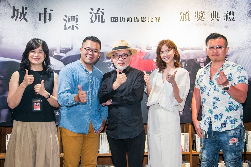 松山文創園區總監陳玉秀(左一)、異角藝術執行長林子銘(左二)、以及評審Henry Wang(中)、林予晞(右二)、馬賽(右一)特別出席頒獎典禮(圖片提供:異角藝術)