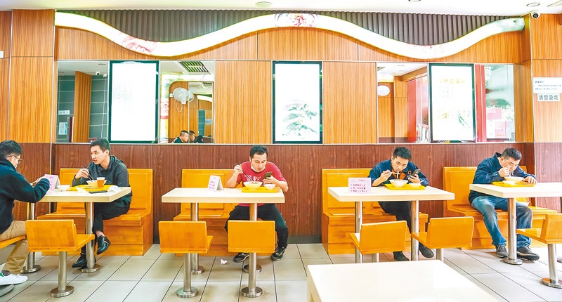 3月6日,廣西南寧一家桂林米粉店,顧客在店內用餐。(中新社資料照片)