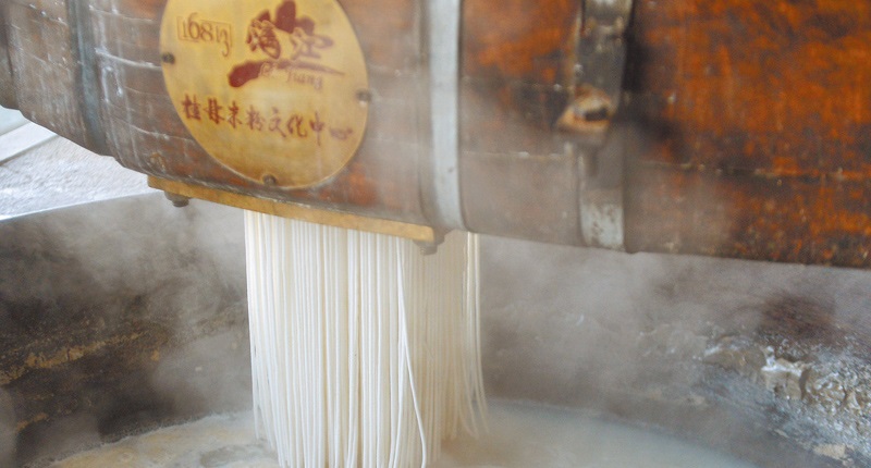 桂林米粉製作過程中的「榨粉」工序。(新華社資料照片)