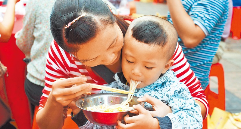 民眾品嘗桂林米粉的美味。(中新社資料照片)