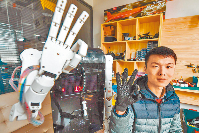 鄭州大學學生展示其自主研發的手語翻譯機器人。(新華社資料照片)