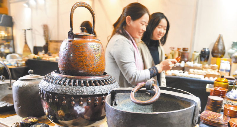 ▲陸持續推進兩岸經濟社會交流,圖為福建武夷山2019年11月16日舉辦茶博會,客商在台灣展位挑選茶具。 (新華社)
