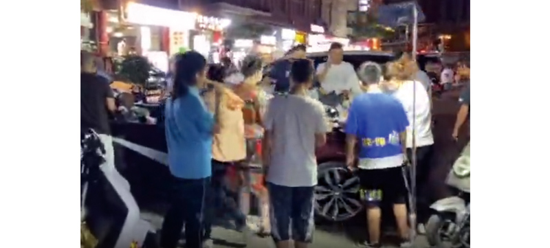 ▲飯店倒閉,小夥開寶馬敞篷跑車擺地攤賣鞋。(視頻截圖)