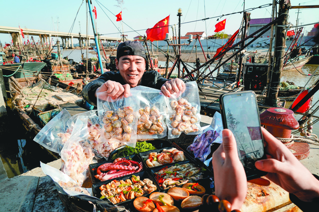 ▲江蘇朱蓬口漁港居民直播銷售海鮮產品。(新華社資料照片)