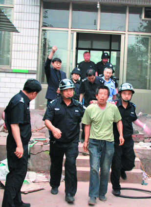 ▲唐山市中級人民法院對一批拒不償還債務者進行專項清理,圖為法院幹警到被執行人家中進行拘傳。(中新社資料照片)
