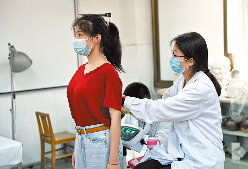 ▲合肥提供高考體檢「送檢到校」服務學生;圖為5月14日,醫務人員為合肥市第二中學高三生體檢。(新華社)