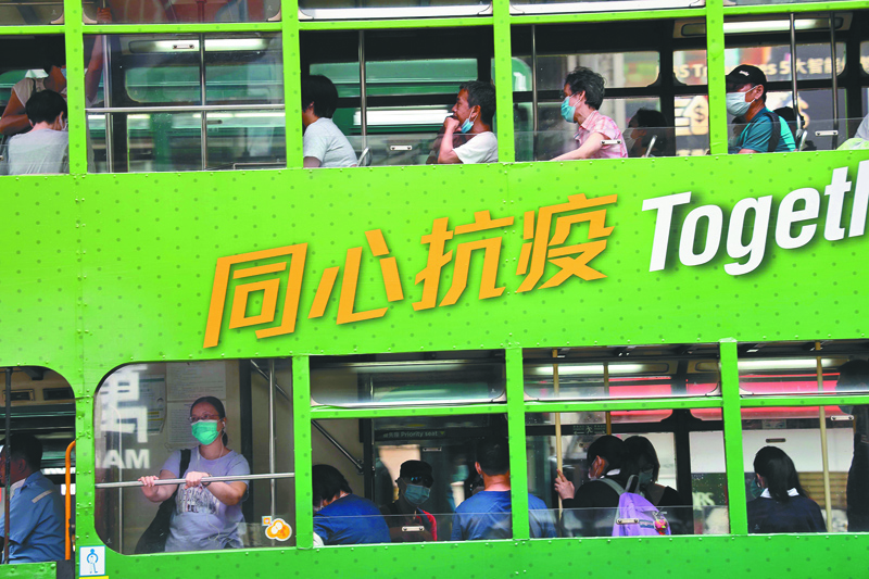 7月15日起,香港強制規定乘坐大眾運輸者必須戴口罩。圖為當日電車乘客。(中新社資料照片)