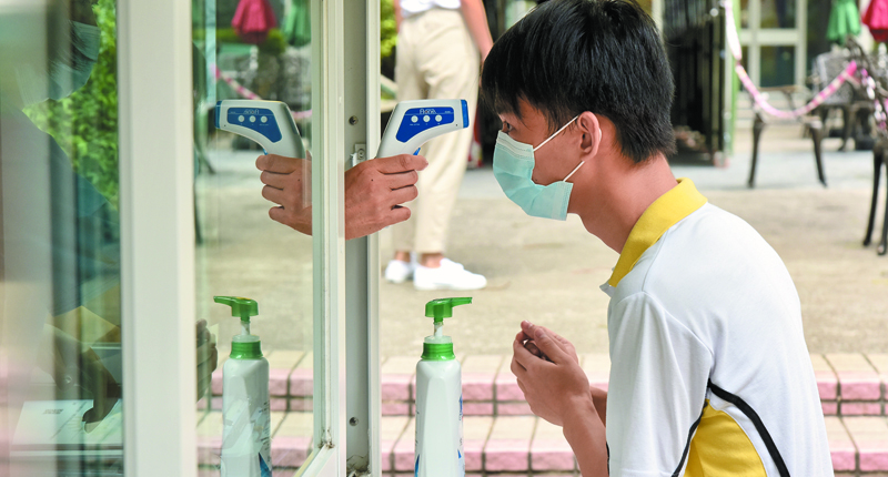 香港中華基督教會扶輪中學有1名學生確診,其餘學生陸續回校接受檢測。(中新社資料照片)