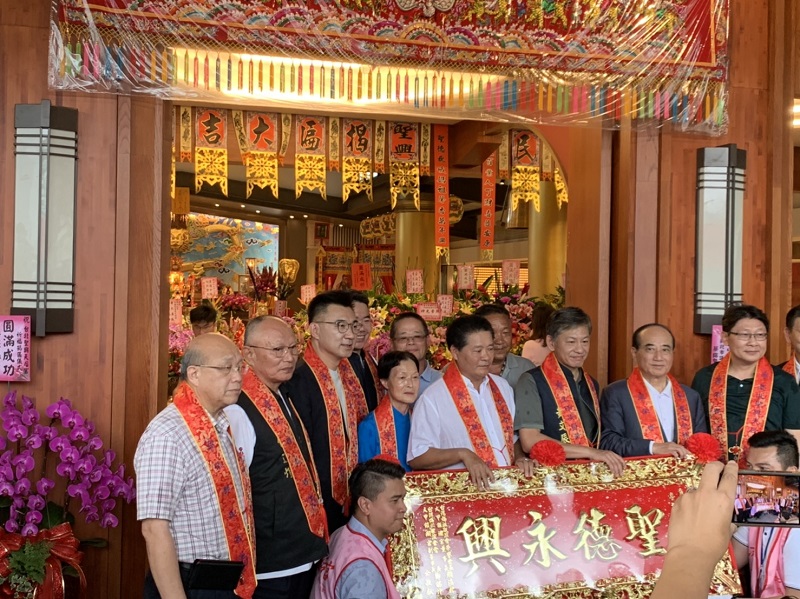 揭匾儀式眾賓雲集,主委黃文辰、大甲鎮瀾宮副董事長鄭銘坤、前立法院院長王金平及國民黨主席江啟臣等人共同參與。