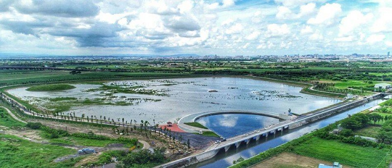 安順寮滯洪池堤頂空間,打造環池生態步道、觀景平台及池中生態島等...,肩負防洪功能並提供民眾、運動休憩活動場地。