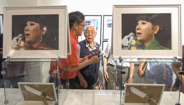 在北科大一項跨校產學合作展覽中，李湞吉拍攝的影星凌波黑白照片上色作品（右）與學生同台展出，寫下文化傳承佳話。（黃子明攝）