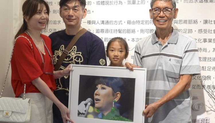 在北科大一項跨校產學合作展覽中，李湞吉（右）帶著他拍攝的影星凌波黑白照片上色作品與家人合照。（黃子明攝）