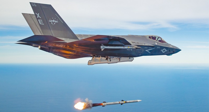 美軍F-35戰機試射一枚AIM-120飛彈。(取自美國空軍官網)