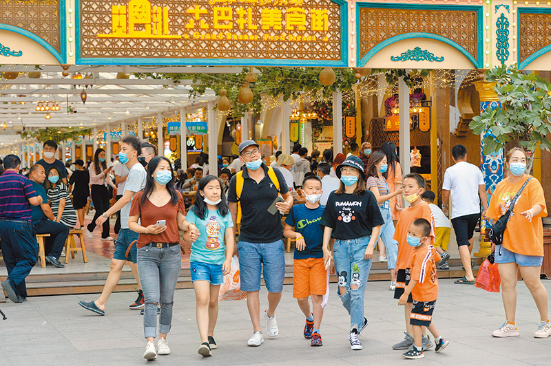 ▲7月4日,遊客在烏魯木齊大巴扎景區觀光遊覽。(新華社)