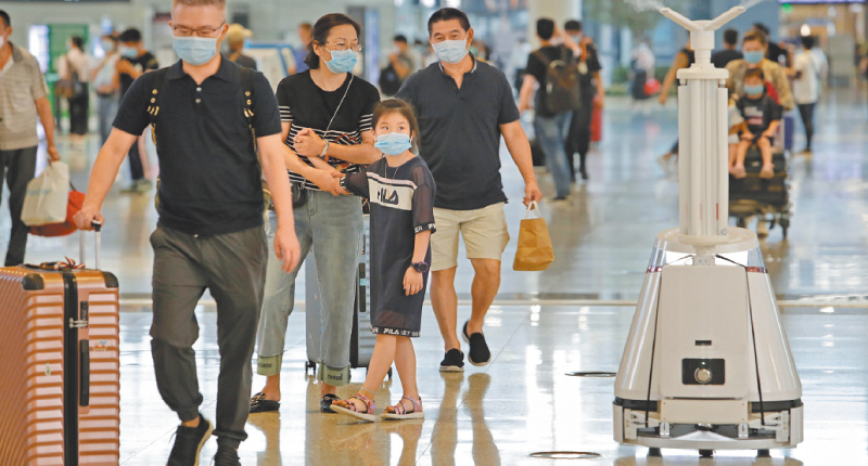 大陸抗疫成功,助力第二季經濟成長。圖為7月9日,機器人在上海虹橋機場航站內消毒。(中新社)