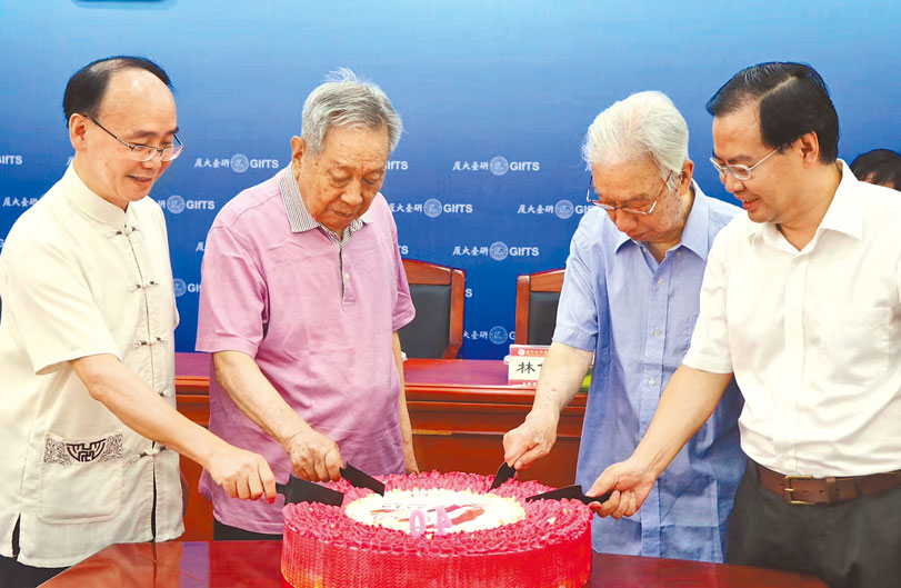 歷任院長共同切蛋糕慶祝40周年院慶。(廈大台研院提供)