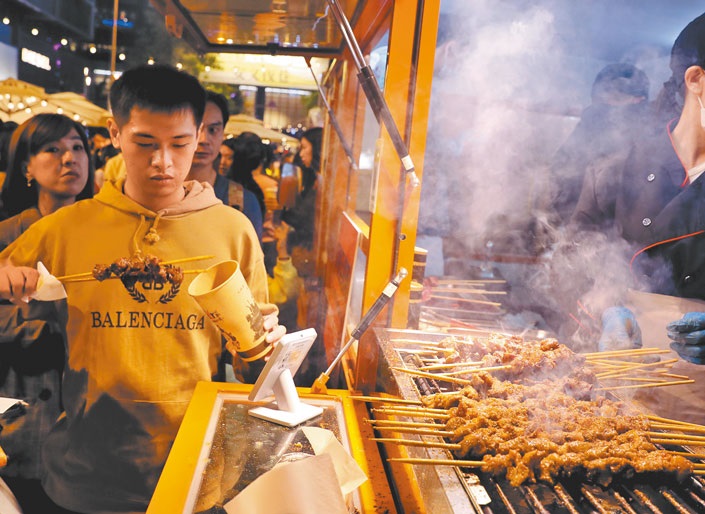 民眾在上海「安義夜」買烤肉串。(新華社資料照片)