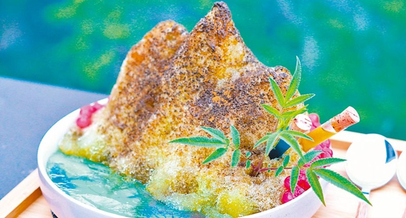 霸氣吸睛的「太魯閣山之冰」用焙茶剉冰配上紫心薯冰淇淋、焙茶奶凍與手工洛神花粉圓製成。(何書青攝)