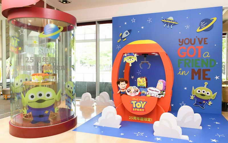 玩具總動員25週年哈根達斯限定店「童心太空打卡區」就在Häagen-Dazs美麗華旗艦店！即日起至8/26前來店打卡，有機會獲得「童心繫夢」限量冰淇淋月餅禮盒
