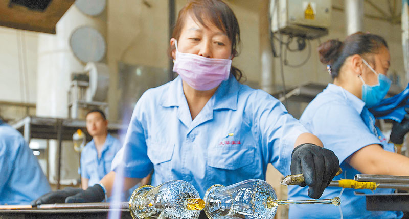 大陸8月PMI微降,仍連6個月擴張。圖為山西某玻璃廠,工人在生產線上作業。(中新社資料照片)