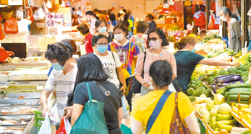 8月5日,香港市民照常在與十多例確診個案相關的屯門新墟街市買菜。(中新社)