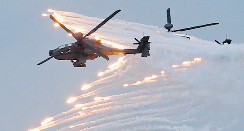 7月16日,漢光36號演習在台中甲南海灘進行,AH-64E阿帕契攻擊直升機發射熱焰彈。(本報系資料照片)