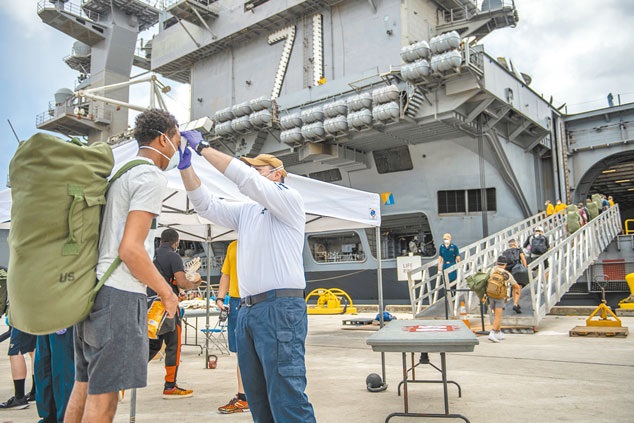 5月1日,關島,對新冠病毒檢測為陰性的美軍「羅斯福」號航母水手,準備登船。(取自美國海軍官網)