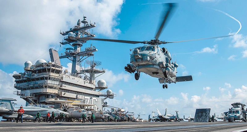 美軍MH-60R海鷹直升機降落在雷根號航母。(取自美國海軍官網)