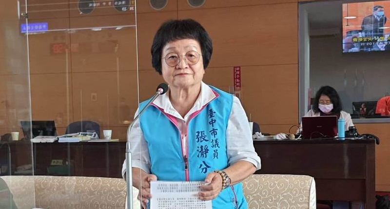 市議員張瀞分關心市長盧秀燕對於中央開放含瘦肉精美豬美牛進口態度。(陳世宗攝)
