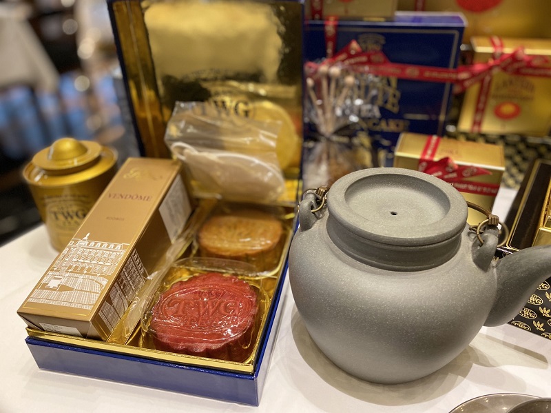 TWG Tea特選宜興茶壺(Yixing Teapot),讓蜷縮的茶葉在壺中曼妙舒展,清香綠茶的氣息氤氳壺際。