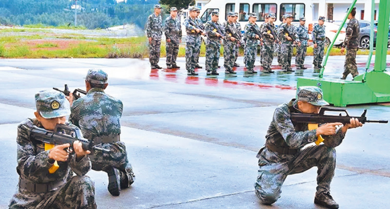 訓練場上參訓的民兵們。(取自微博)