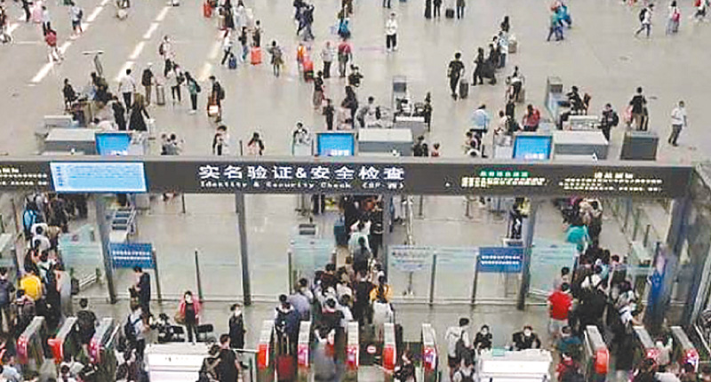 9月30日,大陸十一長假前一天,全國鐵路迎來出遊客流高峰。圖為當日上海站檢疫門前大排長龍。(取自微博@解放日報)