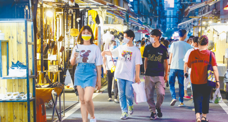 武漢二季度疫情影響減小,GDP上升幅度大。圖為6月3日,市民在武漢保成路夜市消費休閒。 (中新社)