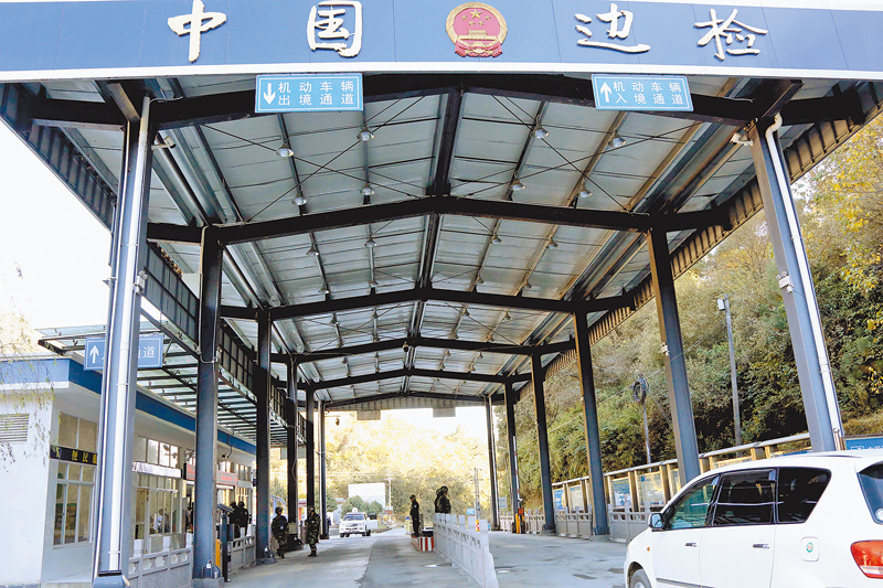 ▲雲南瑞麗偷渡客確診,邊境州縣進入戰時狀態。圖為中緬邊境檢查站。 (中新社資料照片)